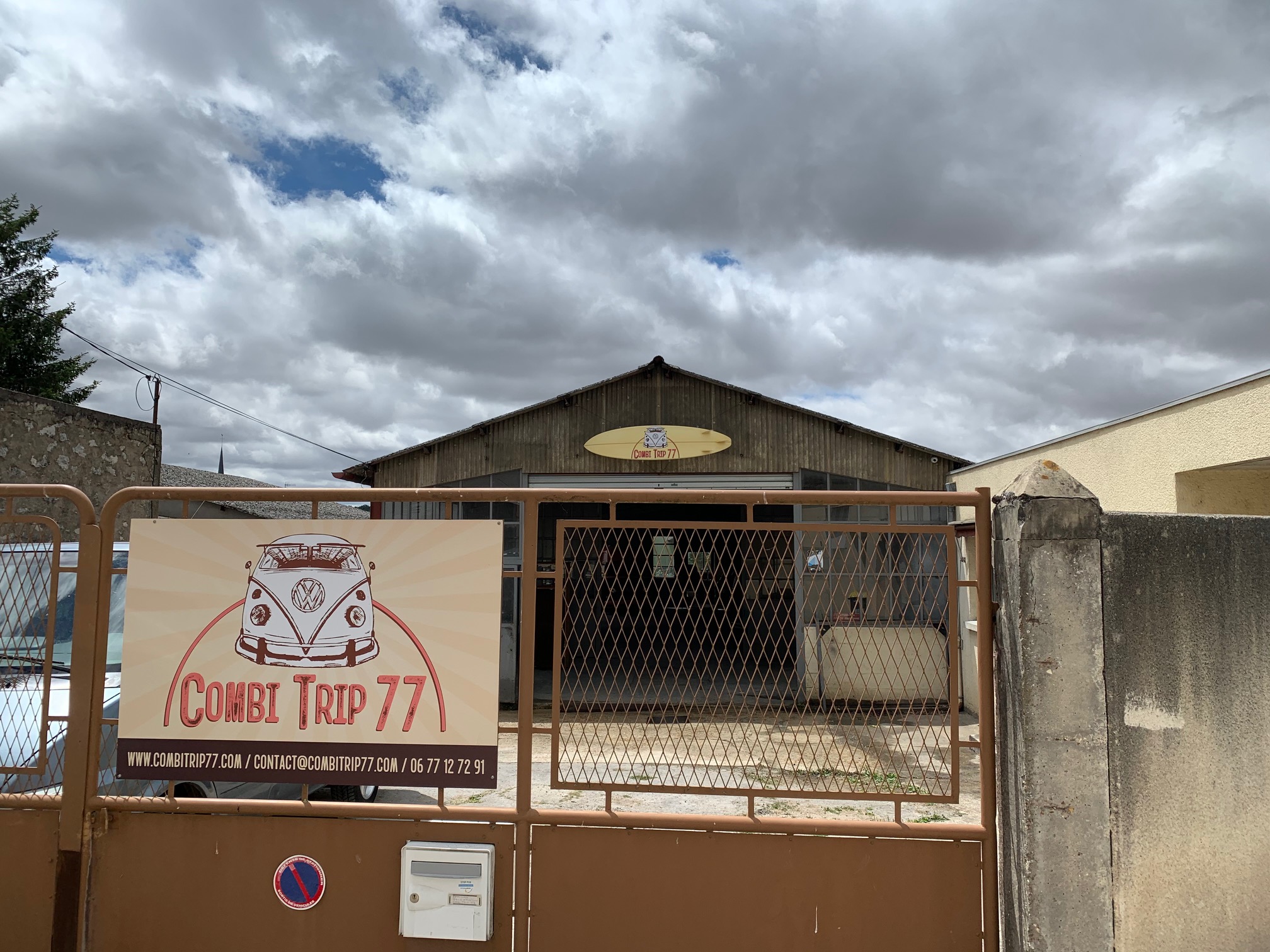 Hangar Combi Trip 77